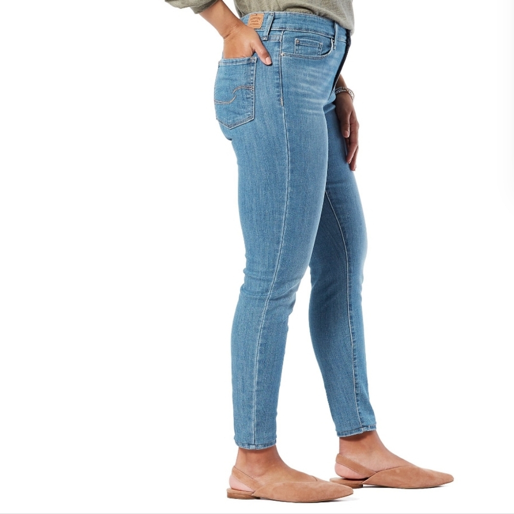 LeviStrauss Woman Mid-Rise Jeans